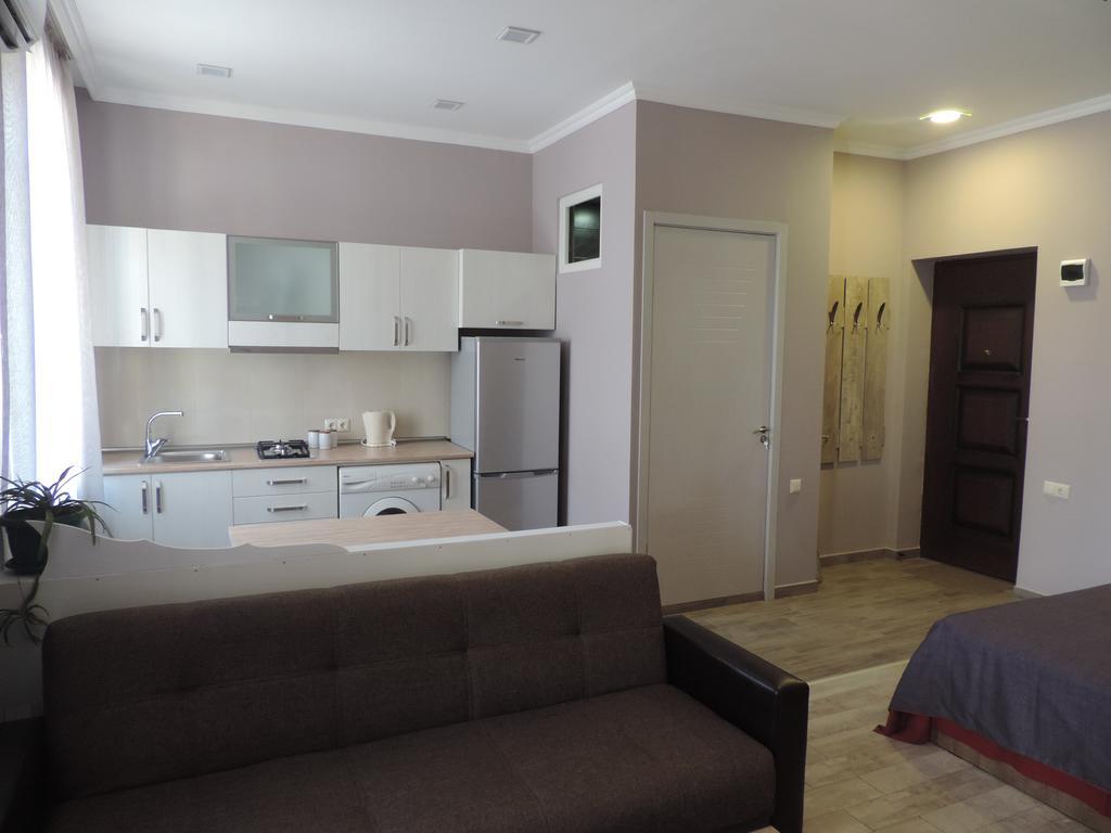 Modern Apartment バトゥーミ エクステリア 写真